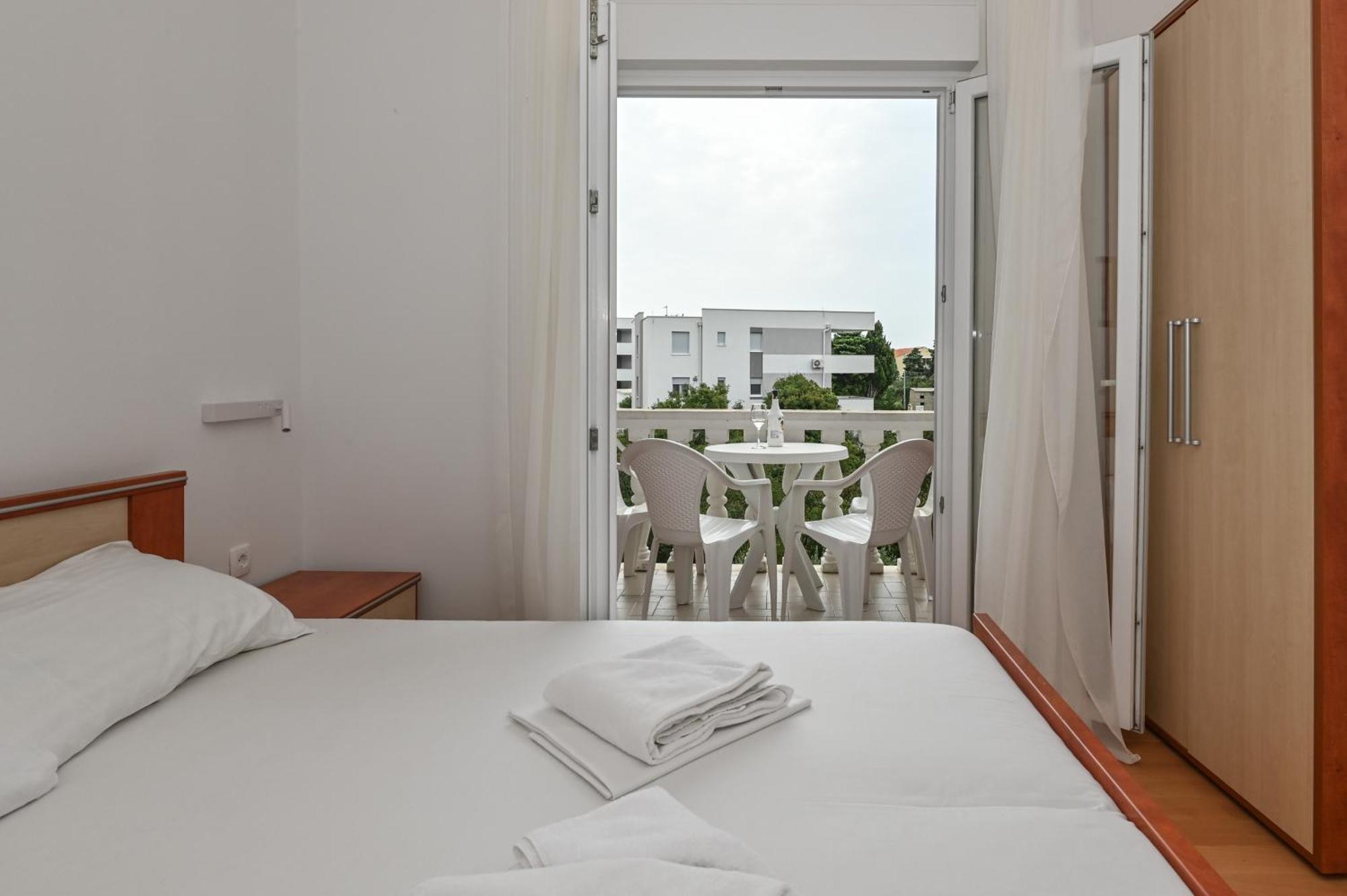 Seagull Pool Apartments & Studios Novalja Bagian luar foto