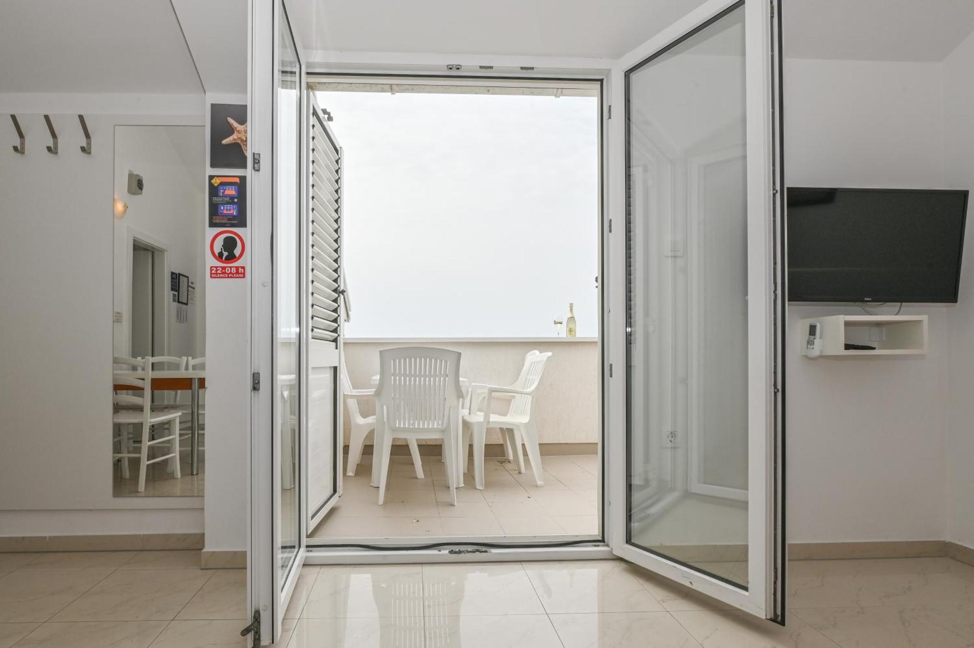 Seagull Pool Apartments & Studios Novalja Bagian luar foto