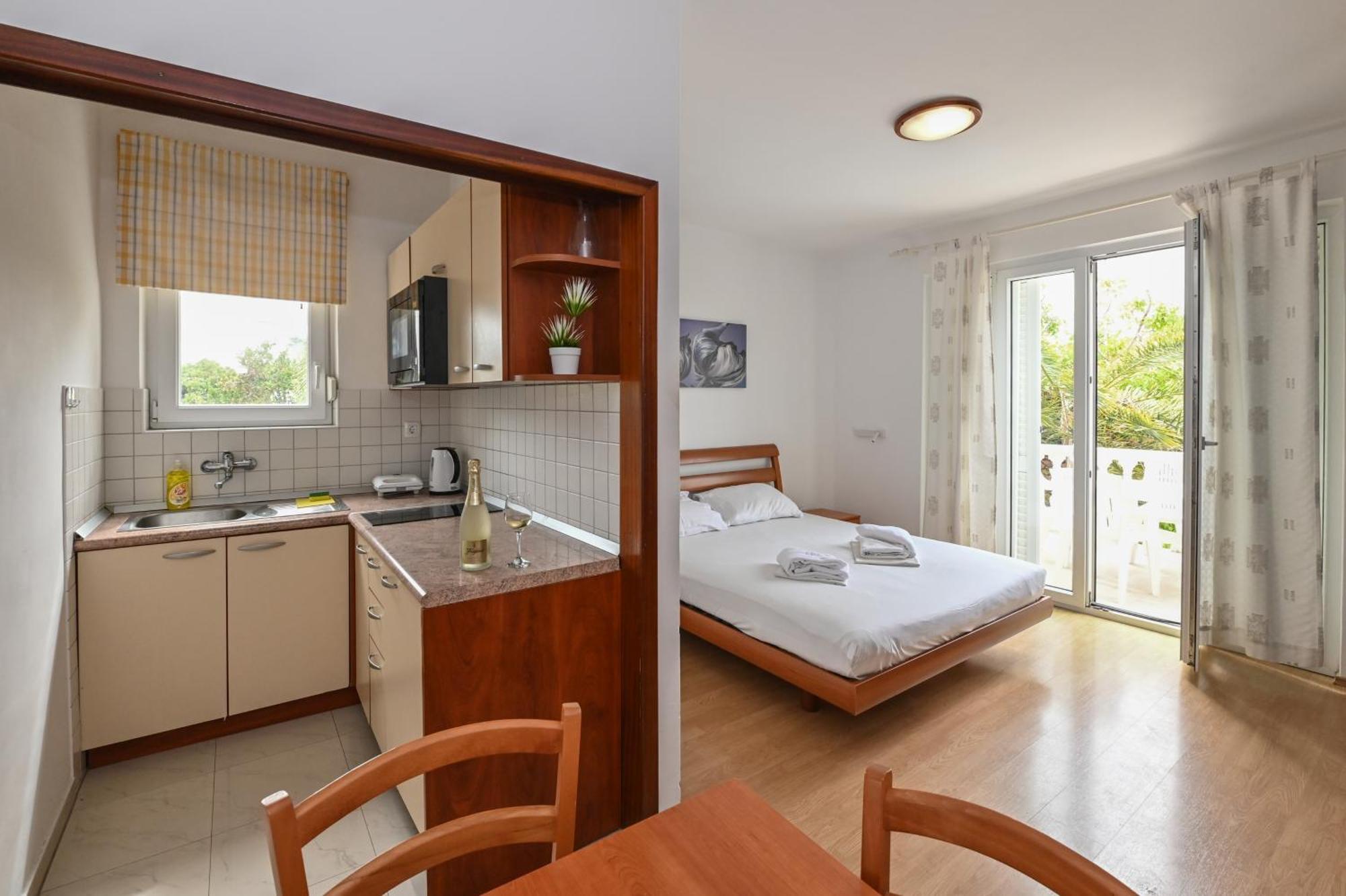 Seagull Pool Apartments & Studios Novalja Bagian luar foto