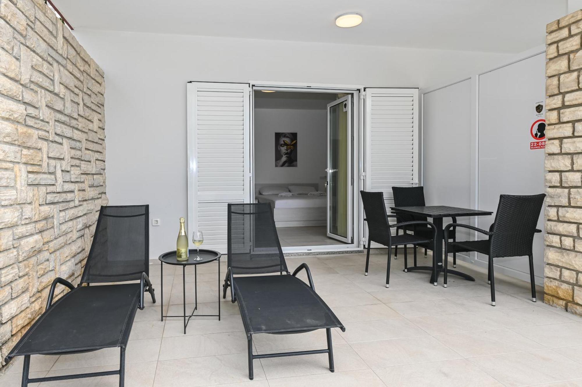 Seagull Pool Apartments & Studios Novalja Bagian luar foto